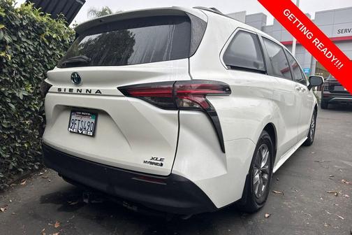 Blizzard Pearl 2021 Toyota Sienna XLE 8 Passenger
