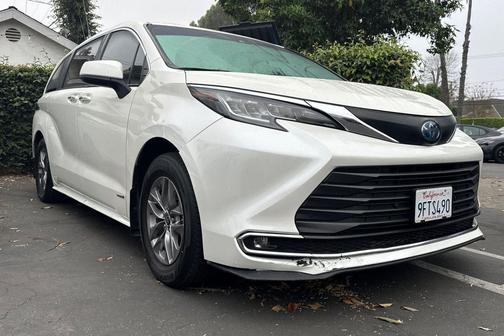 Blizzard Pearl 2021 Toyota Sienna XLE 8 Passenger