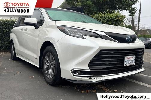 Blizzard Pearl 2021 Toyota Sienna XLE 8 Passenger