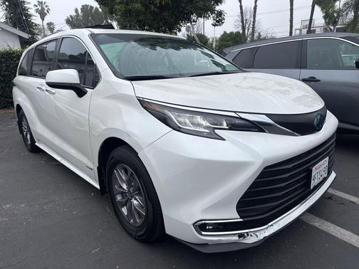 Blizzard Pearl 2021 Toyota Sienna XLE 8 Passenger