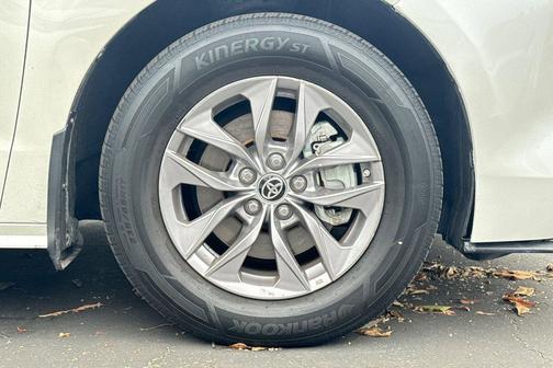 Blizzard Pearl 2021 Toyota Sienna XLE 8 Passenger