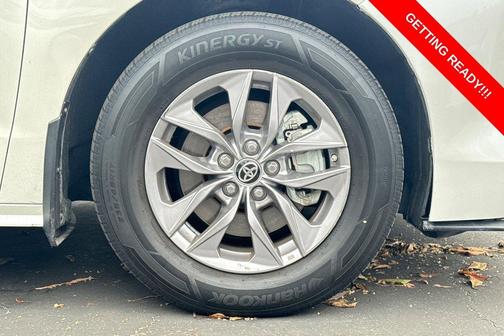 Blizzard Pearl 2021 Toyota Sienna XLE 8 Passenger