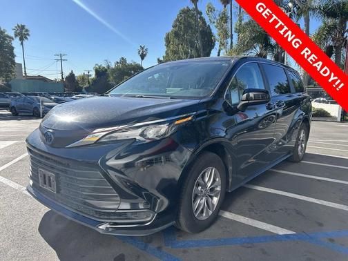 2024 Toyota Sienna LE