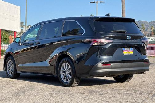2024 Toyota Sienna LE