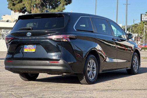 2024 Toyota Sienna LE