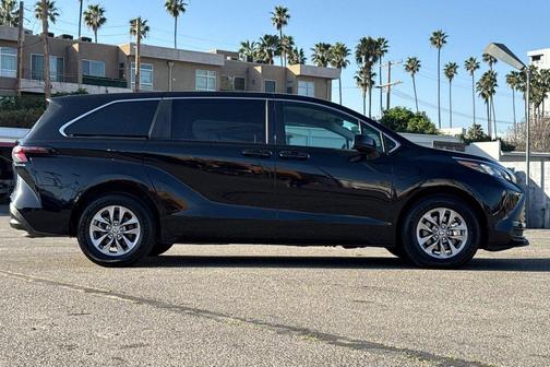 2024 Toyota Sienna LE