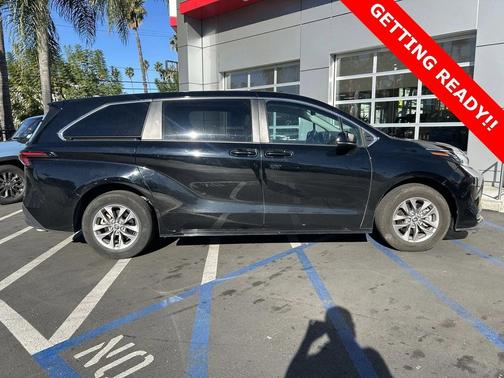 2024 Toyota Sienna LE
