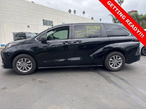 2022 Toyota Sienna LE