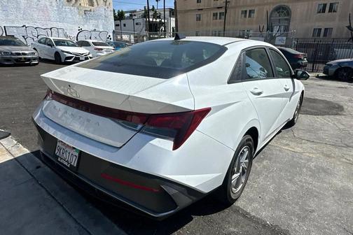 2024 Hyundai ELANTRA SE