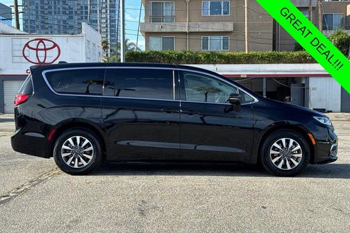 Diamond Black Crystal Pearlcoat 2024 Chrysler Pacifica Hybrid Select