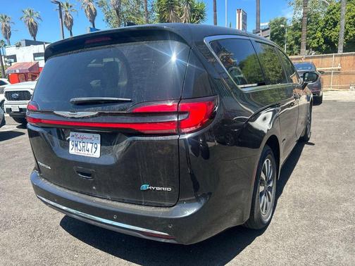 Diamond Black Crystal Pearlcoat 2024 Chrysler Pacifica Hybrid Select