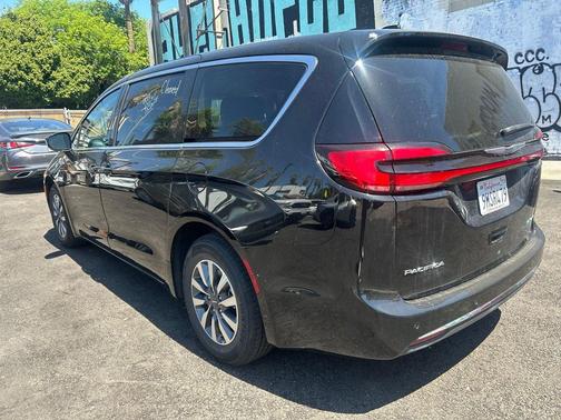 Diamond Black Crystal Pearlcoat 2024 Chrysler Pacifica Hybrid Select