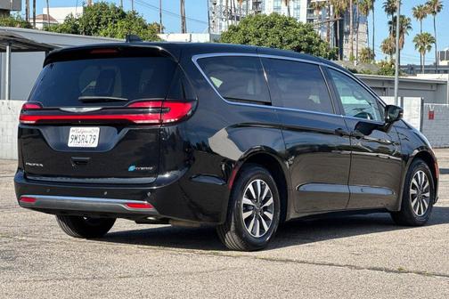 Diamond Black Crystal Pearlcoat 2024 Chrysler Pacifica Hybrid Select
