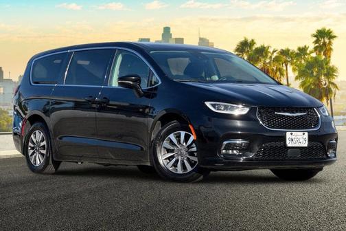 Diamond Black Crystal Pearlcoat 2024 Chrysler Pacifica Hybrid Select