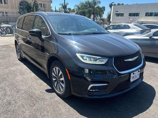 Diamond Black Crystal Pearlcoat 2024 Chrysler Pacifica Hybrid Select