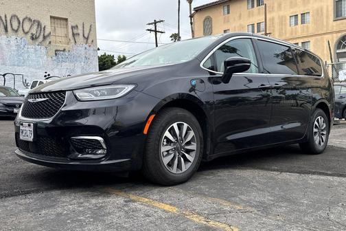 2024 Chrysler Pacifica Hybrid Select