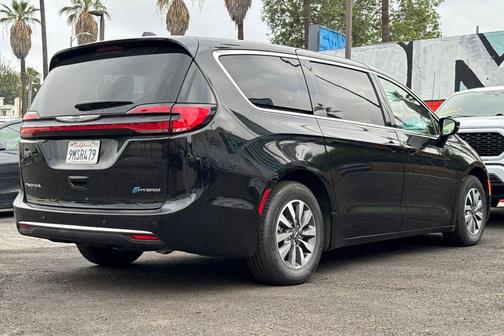 2024 Chrysler Pacifica Hybrid Select