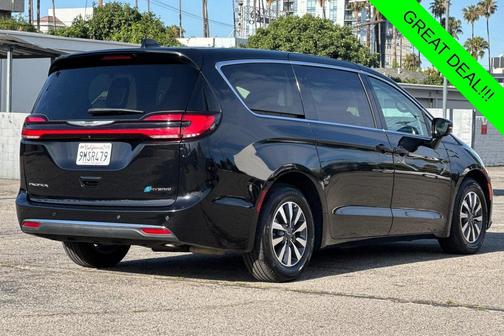 Diamond Black Crystal Pearlcoat 2024 Chrysler Pacifica Hybrid Select