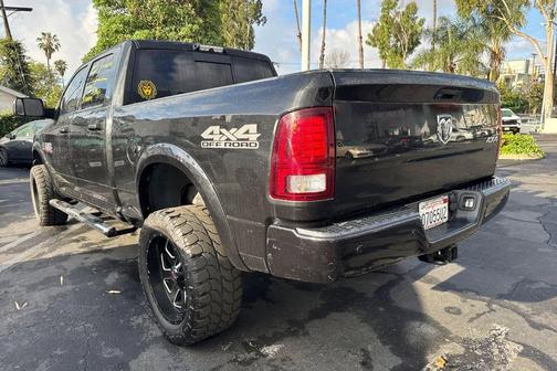 Brilliant Black Crystal Pearlcoat 2018 RAM 2500 Laramie Crew Cab 4x4 6'4' Box