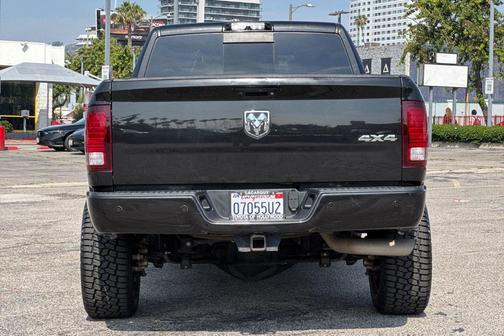 Brilliant Black Crystal Pearlcoat 2018 RAM 2500 Laramie Crew Cab 4x4 6'4' Box