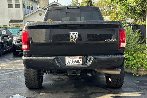 Brilliant Black Crystal Pearlcoat 2018 RAM 2500 Laramie Crew Cab 4x4 6'4' Box
