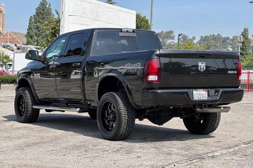 Brilliant Black Crystal Pearlcoat 2018 RAM 2500 Laramie Crew Cab 4x4 6'4' Box