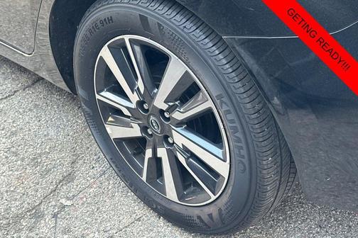 Super Black 2025 Nissan Versa 1.6 SV
