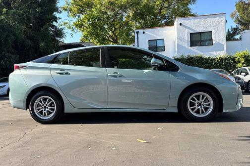 Pearl 2017 Toyota Prius Two