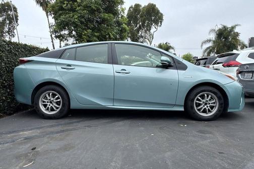 Pearl 2017 Toyota Prius Two