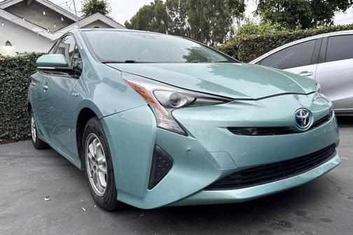 Pearl 2017 Toyota Prius Two