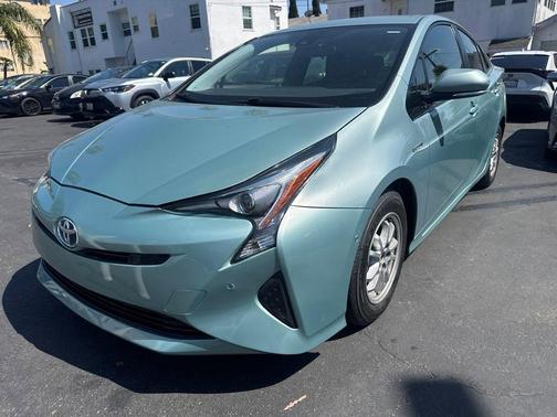 Pearl 2017 Toyota Prius Two