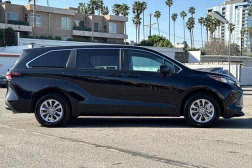 2024 Toyota Sienna LE