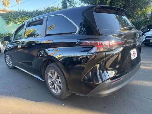 2024 Toyota Sienna LE