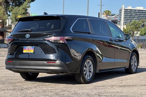 2024 Toyota Sienna LE