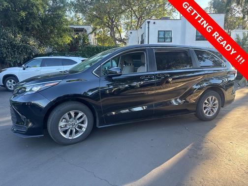 2024 Toyota Sienna LE