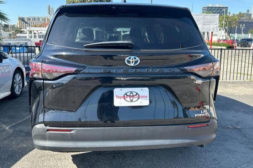 2024 Toyota Sienna LE