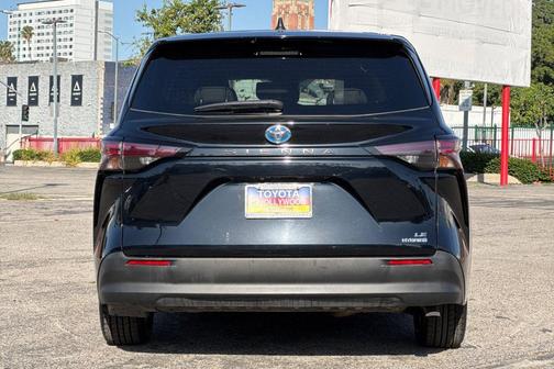 2024 Toyota Sienna LE