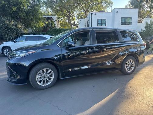 2024 Toyota Sienna LE