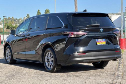 2024 Toyota Sienna LE