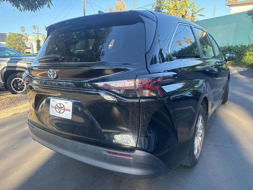 2024 Toyota Sienna LE