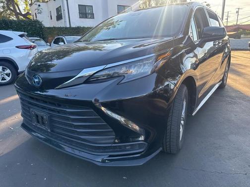 2024 Toyota Sienna LE