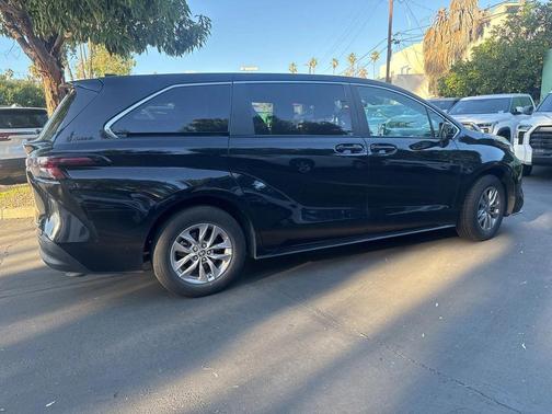 2024 Toyota Sienna LE