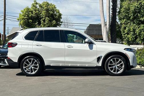 White Metallic 2025 BMW X5 sDrive40i