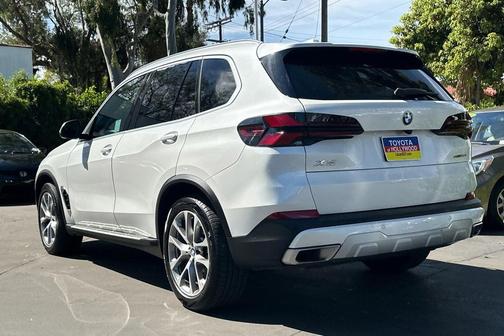White Metallic 2025 BMW X5 sDrive40i