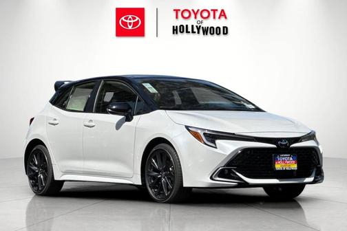 Wind Chill Pearl/Midnight Black Metallic 2026 Toyota Corolla XSE