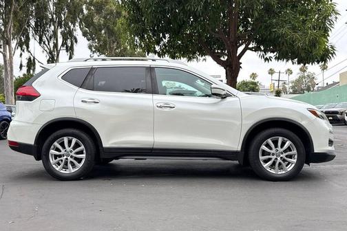 Pearl White 2017 Nissan Rogue SV