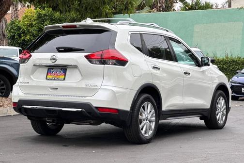 Pearl White 2017 Nissan Rogue SV