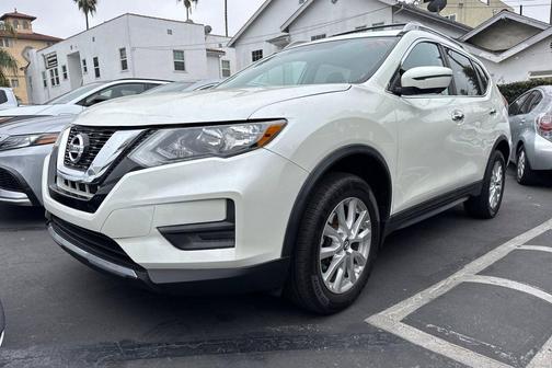 Pearl White 2017 Nissan Rogue SV