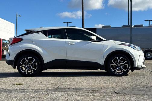 Blizzard Pearl 2021 Toyota C-HR XLE