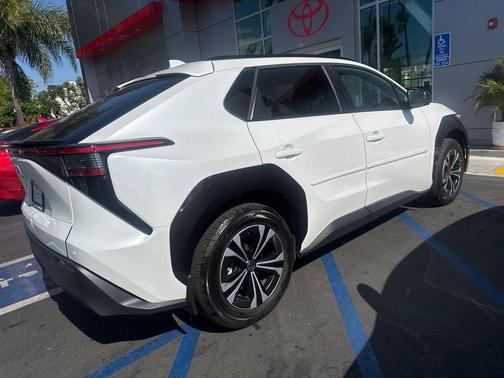 Wind Chill Pearl 2023 Toyota bZ4X XLE